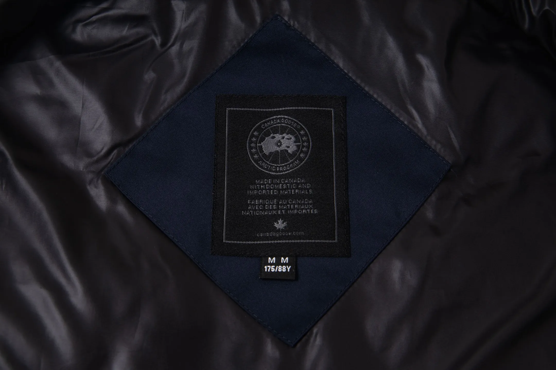 P360 Canada Goose/Canada Goose Black Label #Freestyle Crew 4151mb men's and women's vest down ➖ Imported Behringer embroidery machine customized 10,000-needle embroidery label! ➖ Imported 21-count polyester-cotton blended original fabric, using Feather-Light 10D waterproof coating fabric, made of 84.5% polyester fiber and 15.5% cotton, 100% the best feel in the entire network! ➖ The genuine official website uses the national standard 80 white duck down, and will never be misled by false claims such as 90 down or goose down! ➖ 100% nylon nylon lining with double double-layer sealing design to prevent velvet from running away. Top-grade polar fleece is used in the collar and pockets to keep warm and comfortable! ➖ Yoshida YKK provides original custom-made electroplated sliders. YKK two-way lockable zippers are tight and smooth and will not peel off paint! ➖ 3M composite original Velcro is durable, and all accessories and hardware are disassembled and customized! ⛔No slander, no exaggeration, no need for too much copywriting, because it is focused, it is professional!  SIZE: XS S M L XL XXL